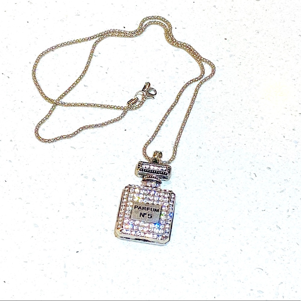 NWOT VINTAGE GORGEOUS NECKLACE WITH COCO PENDANT